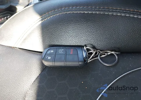 2021 Jeep Compass Latitude 4X4 z USA, uszkodzony, nr VIN 3C4NJDBB1MT560627